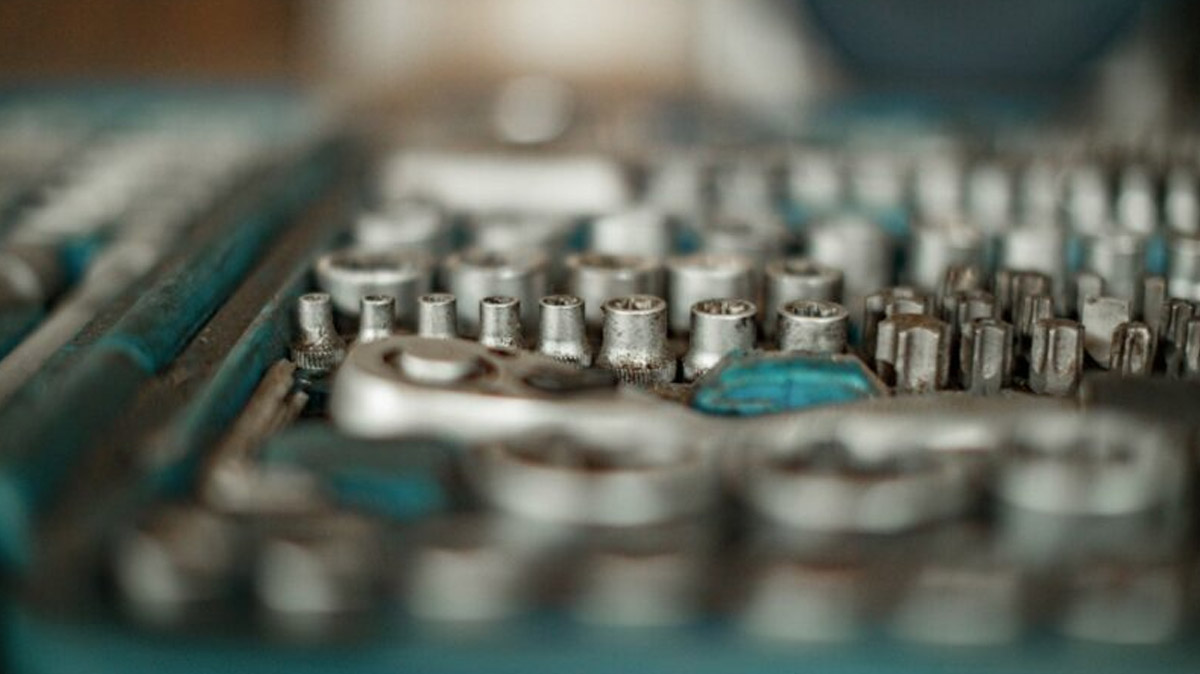 Montaż nitonakrętki bez nitownicy – jak zamontować nitonakrętki? Tabela otworów i dobór wiertła