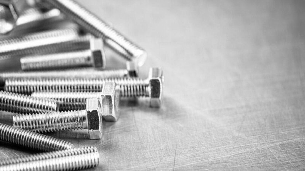 Śruby ze stali ocynkowanej czy nierdzewnej? Które wybrać?