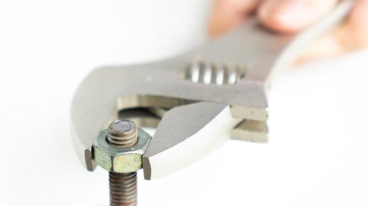 Jak obliczyć moment dokręcania śruby – przewodnik krok po kroku