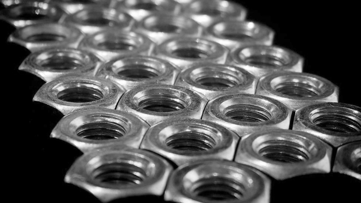 Stal nierdzewna A2 czy A4 – co warto wiedzieć przy wyborze elementów złącznych?