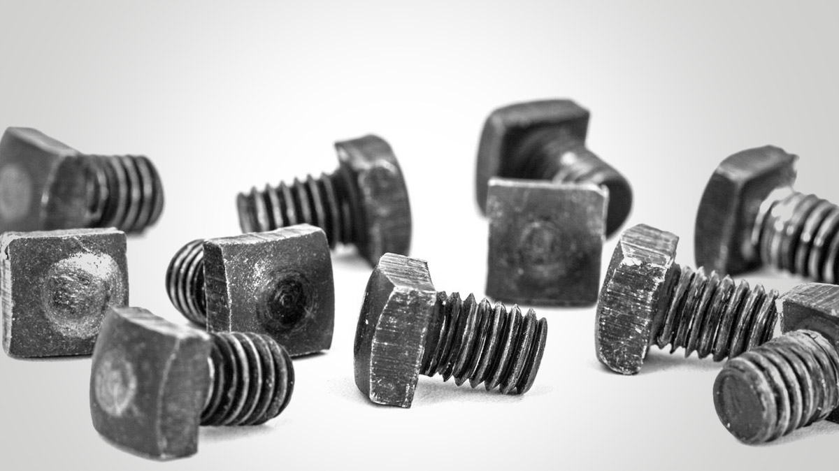 Porównanie Śrub Młoteczkowych z Tradycyjnymi Metodami Łączenia