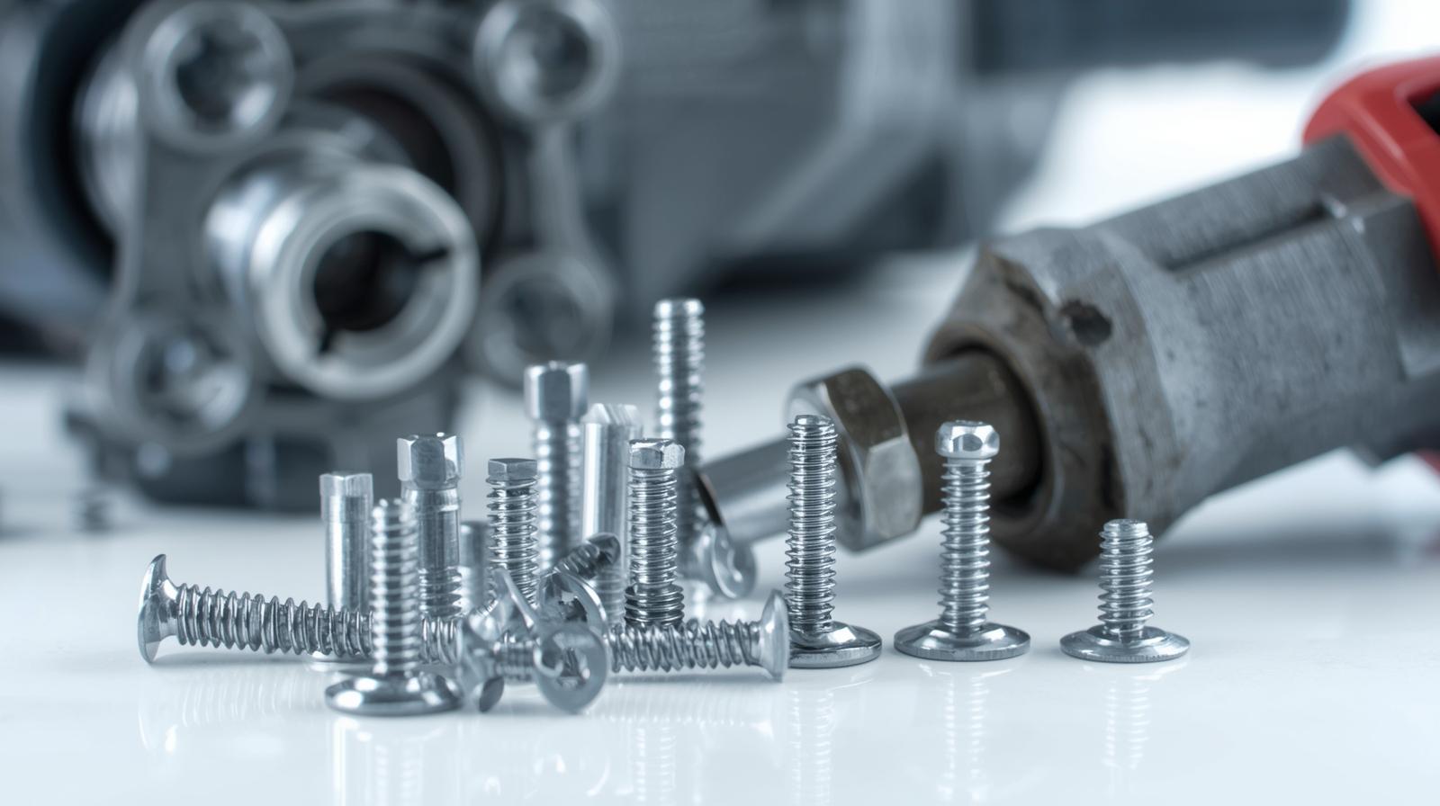 Nity stalowe – jak zakuwać ręcznie i nitownicą? Najlepsze techniki i narzędzia